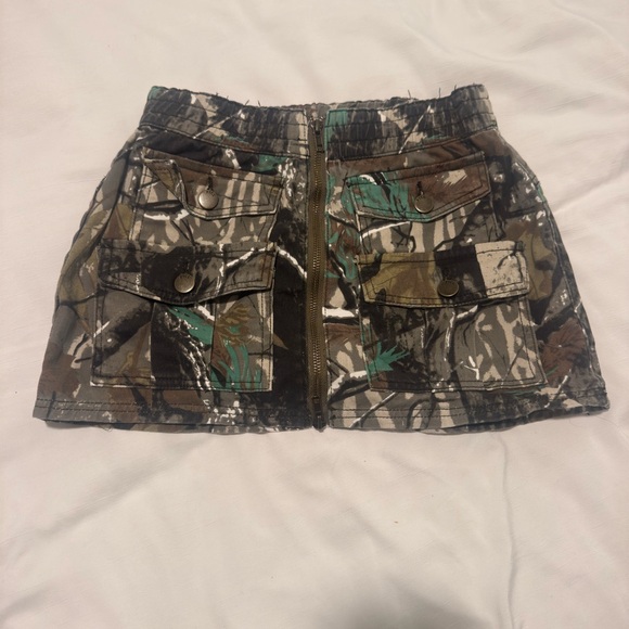 Camo Cargo Women's Mini Skirt - Picture 1 of 3